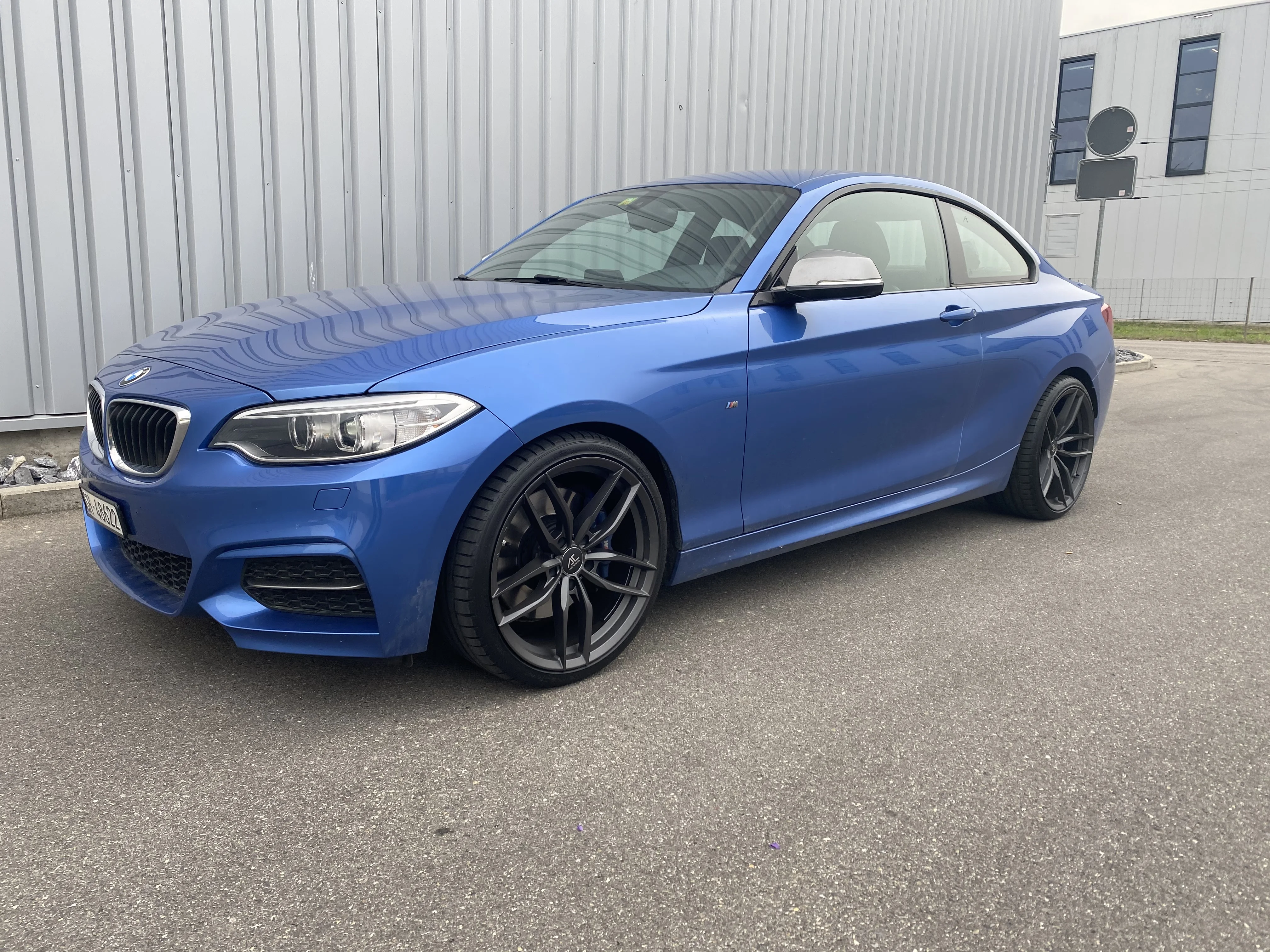 BMW M2 mit sportlichen Alufelgen, gepaart mit Sport-Pneus