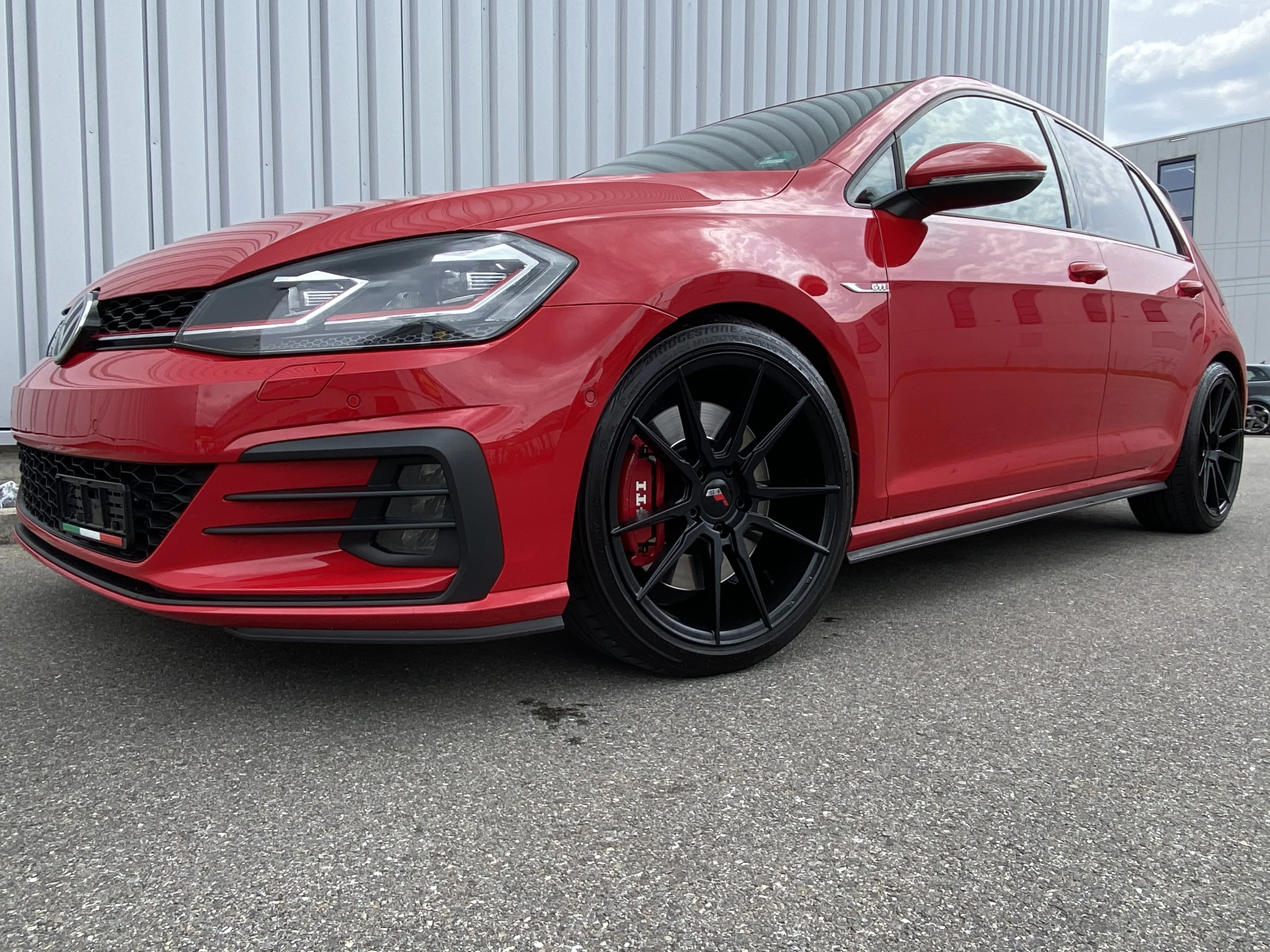 VW Golf GTI mit gloss-black Alufelgen