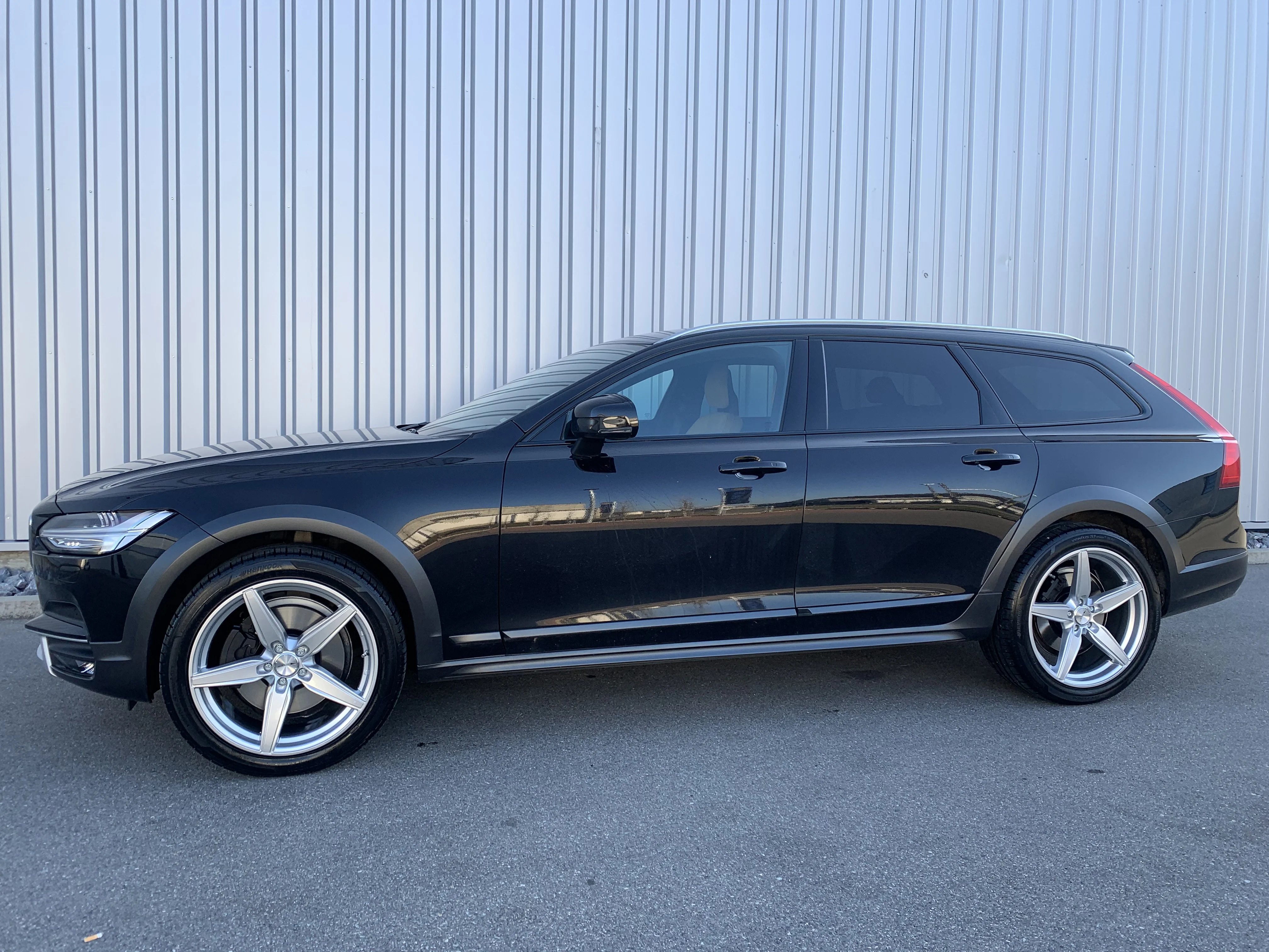 Volvo V90 mit polierten Alufelgen