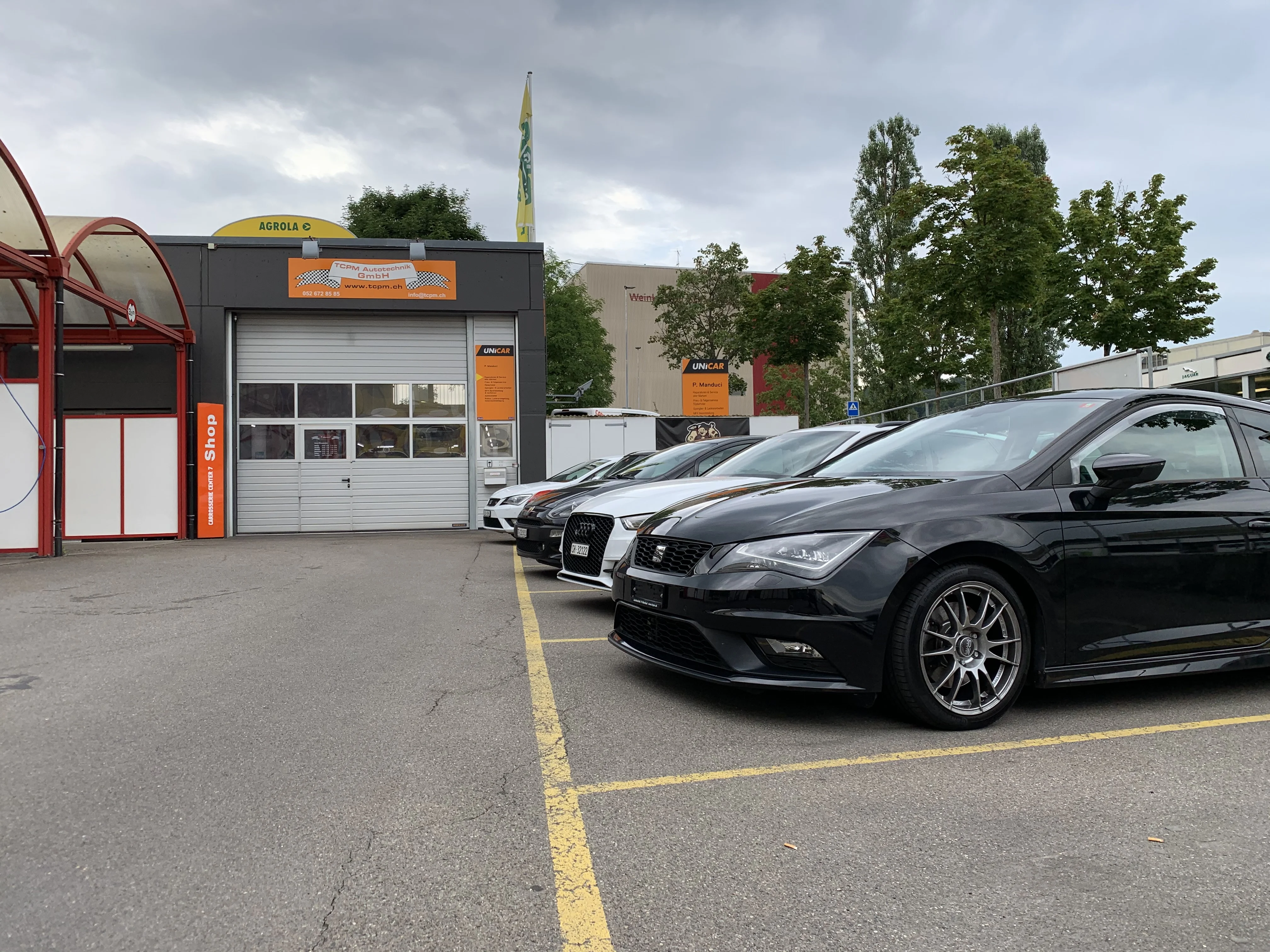 Werkstatt-Aussenansicht mit Fahrzeugen