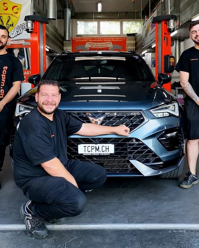 Das TCPM-Team in Schaffhausen – Patrizio Manduci mit seinem jungen Werkstatt-Team vor einem Kundenfahrzeug